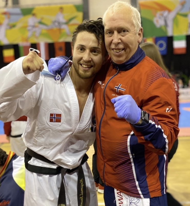 Magomed Naurdinov sammen med coach Master Willy